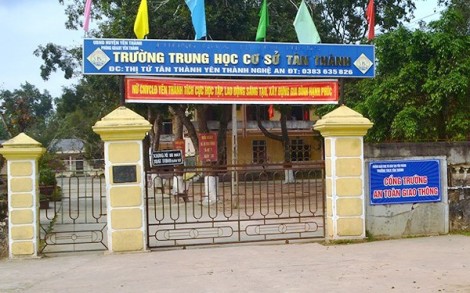 Kỷ luật khiển trách thầy giáo tát học sinh đốt giấy trong lớp học