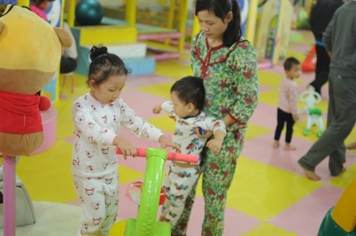 'Nghỉ đi, đừng sợ' và chuyện những phụ nữ buông gánh nặng công việc để ở nhà… trông con