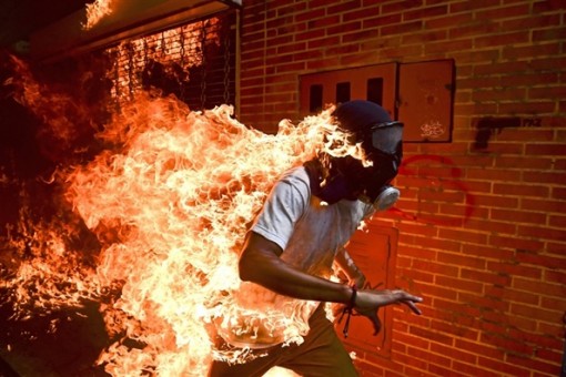 World Press Photo 2018: 'Người bốc cháy' đạt giải ảnh báo chí của năm