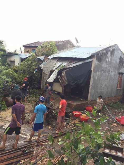 Hàng trăm ngôi nhà bị tốc mái, sập do mưa lớn và lốc xoáy