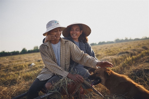 Bo anh 'Mua thu hoach cua ba va me' khien cong dong mang ngan ngo