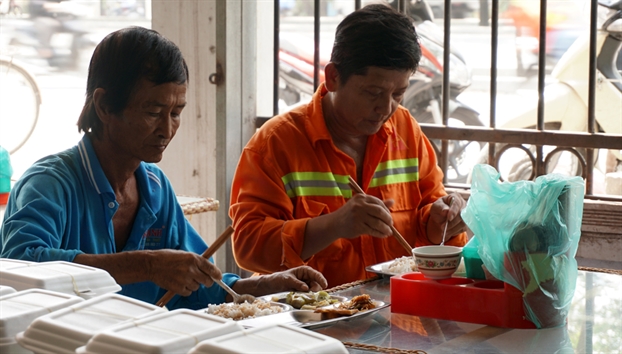 Cu dan Carina nhan bua com vo gia tu nguoi me mat con chau trong vu chay kinh hoang