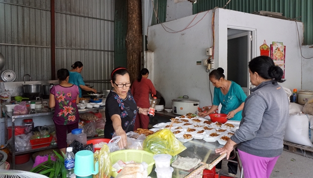 Cu dan Carina nhan bua com vo gia tu nguoi me mat con chau trong vu chay kinh hoang