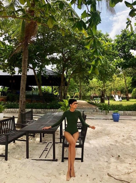 Hoa hậu H'hen Niê khoe da nâu dáng chuẩn với bikini mùa hè