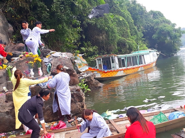 Phan cam canh khach hanh huong xa vang ma xuong song Huong