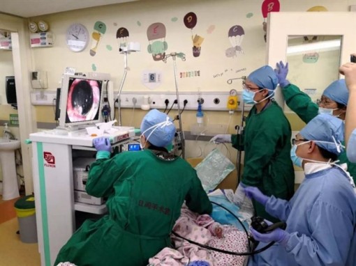 Bác sĩ dùng bao cao su để lấy dị vật trong bụng em bé