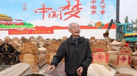 Trung Quốc: Người già được trả tiền đập bỏ quan tài để hỏa táng