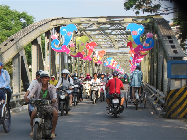 Phan cam voi kieu trang tri loe loet o bieu tuong xu Hue