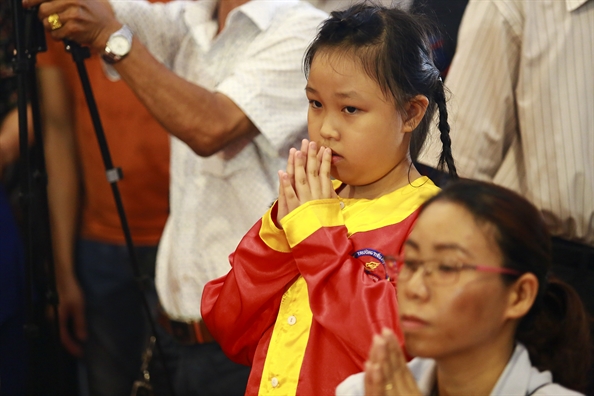 Nguoi dan TP.HCM mang theo banh chung, banh day cung gio To vua Hung