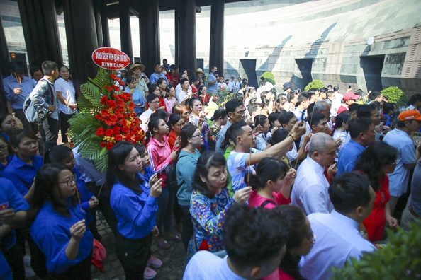 Nguoi dan TP.HCM mang theo banh chung, banh day cung gio To vua Hung