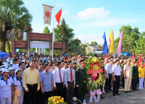 Người dân nô nức dâng hương trong ngày giỗ Tổ tại ngôi đền 150 tuổi ở tỉnh cực Nam tổ quốc