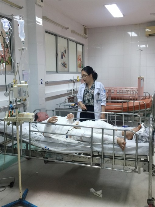 Bé trai bị phỏng 86% cơ thể vẫn ung dung về nhà vì không thấy… nóng