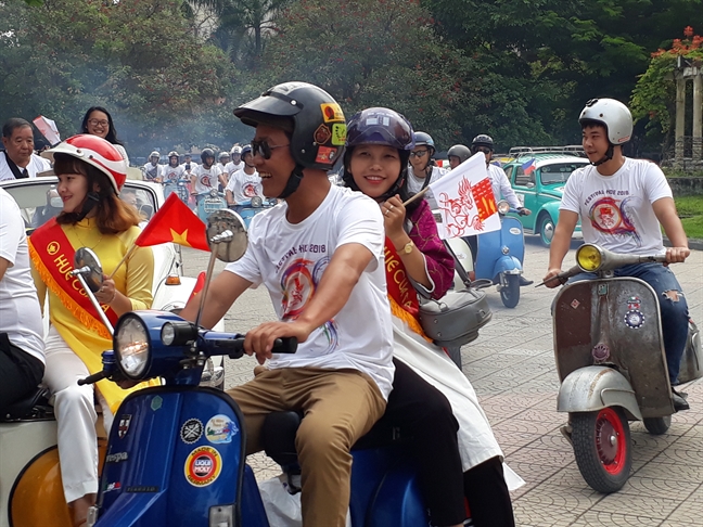 Dan xe co dieu hanh chao mung Festival Hue 2018