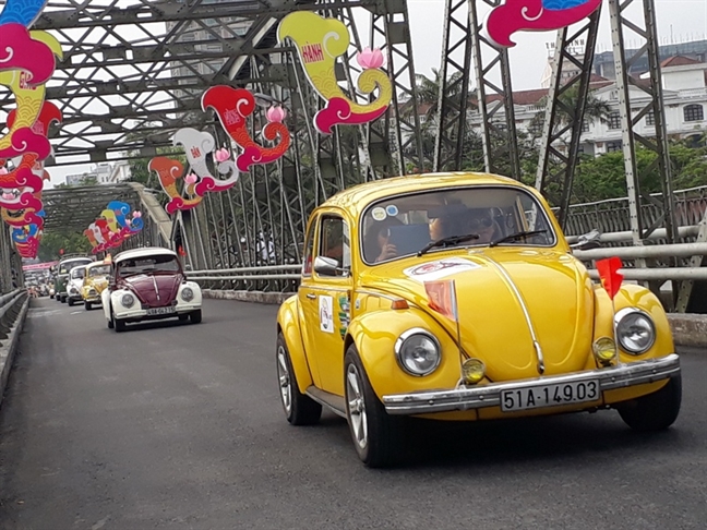 Dan xe co dieu hanh chao mung Festival Hue 2018