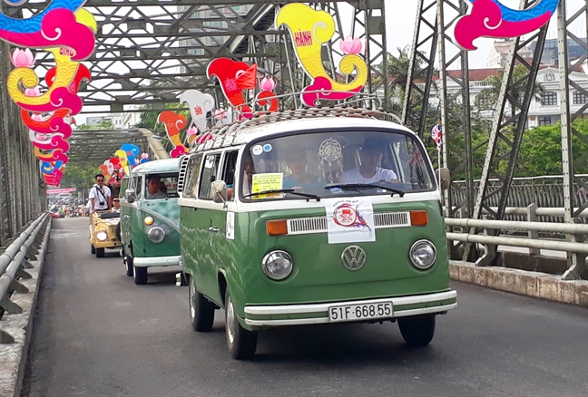 Dan xe co dieu hanh chao mung Festival Hue 2018