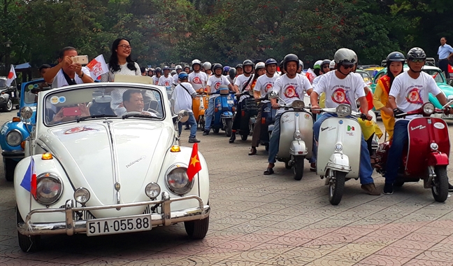 Dan xe co dieu hanh chao mung Festival Hue 2018