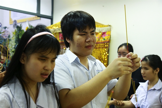 Hang tram hoc sinh khiem thi, nguoi mu thuong tiec Huong Duong