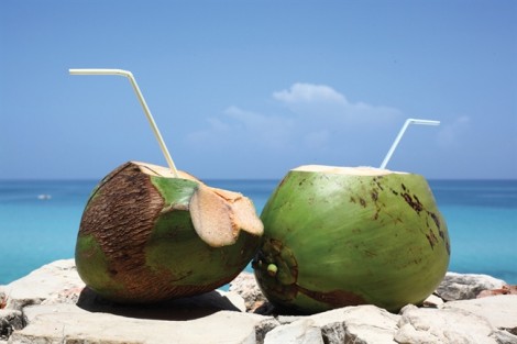 Có nên uống nước dừa khi đi nắng?