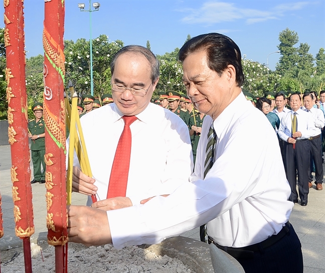 Lanh dao TP.HCM dang huong tuong dai Chu tich Ho Chi Minh va Nghia trang liet si