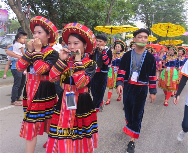 Nguoi dan hao hung voi le hoi duong pho o Festival Hue 2018