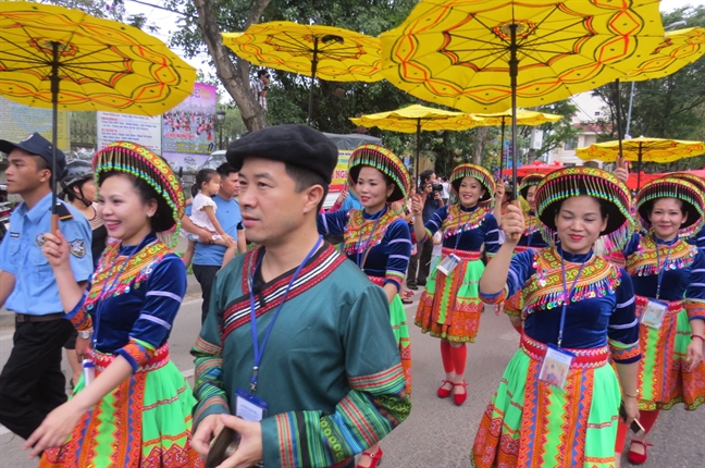 Nguoi dan hao hung voi le hoi duong pho o Festival Hue 2018
