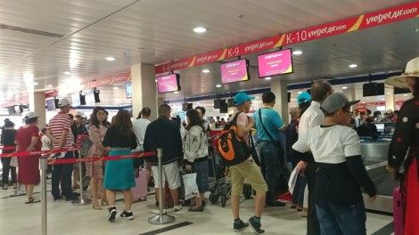 Ngày thứ hai của kỳ nghỉ lễ, sân bay Tân Sơn Nhất vẫn đông nghẹt người
