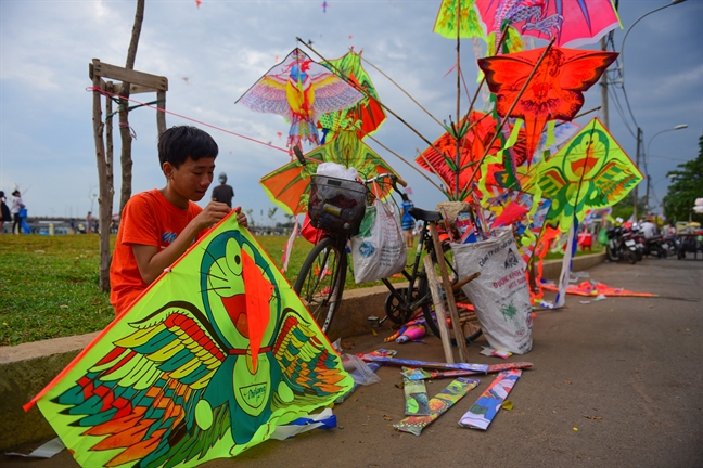 Sai Gon ngay nghi le rop bong dieu bay