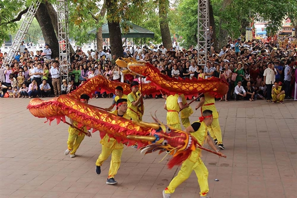 Hang van du khach no nuc tray hoi den Do