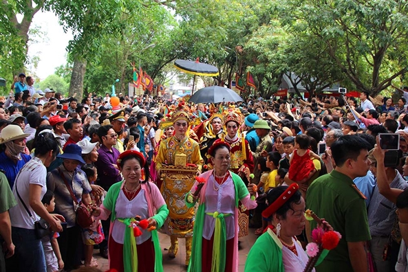 Hang van du khach no nuc tray hoi den Do