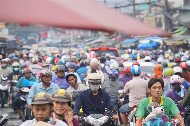 Hang van phuong tien 'dung banh' o cua ngo Sai Gon ngay dau di lam sau nghi le