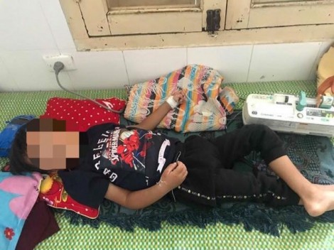 Bác sĩ Việt cứu bé trai người Lào bị kim 5 cm đâm xuyên cơ tim
