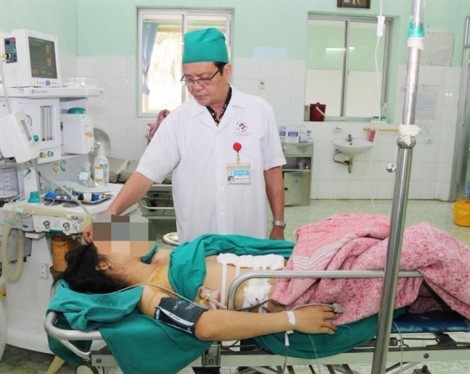 Tưởng công an đến bắt, người chồng ở Tuyên Quang đâm thấu phổi vợ