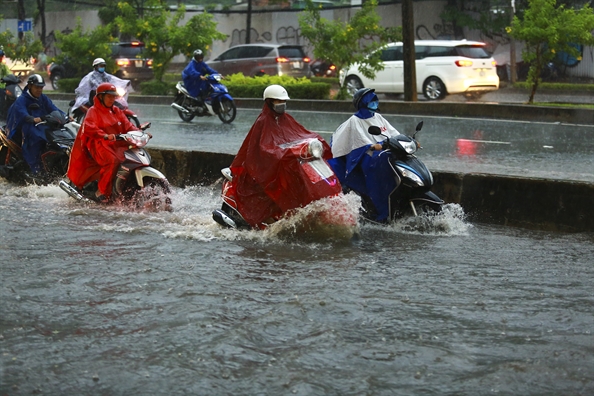 Mua dau mua, nuoc ngap sau o nhieu tuyen duong TP.HCM