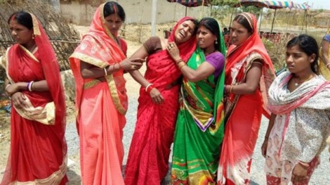 Ấn Độ bắt nghi phạm hãm hiếp và thiêu sống bé gái