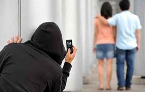 Thời nay, theo dõi nhau dễ lắm…