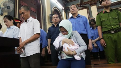 Nữ bị cáo mang con sơ sinh đến phiên xử đại gia Sáu Phấn