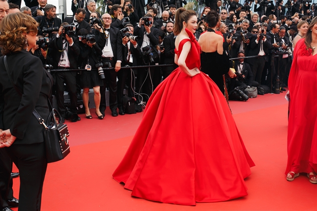 Ly Nha Ky xuat hien tren tham do Cannes 2018 truoc tin don cam xuat canh