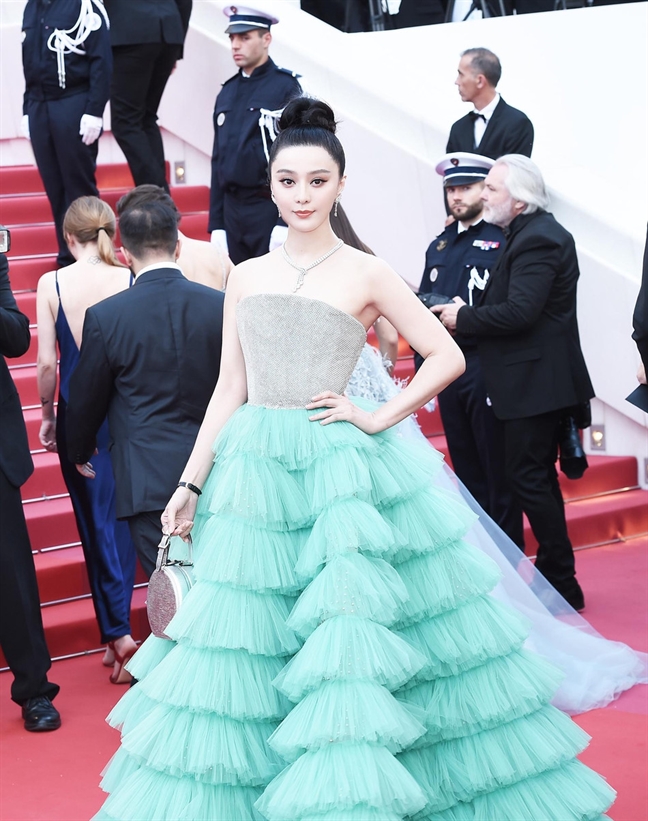 Nhung sao loay hoay voi vay ao toa sang tai tham do Cannes 2018