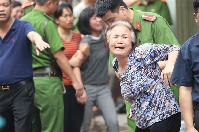 Cu ba 80 tuoi mac ket trong ngoi nha 3 tang chay ngun ngut