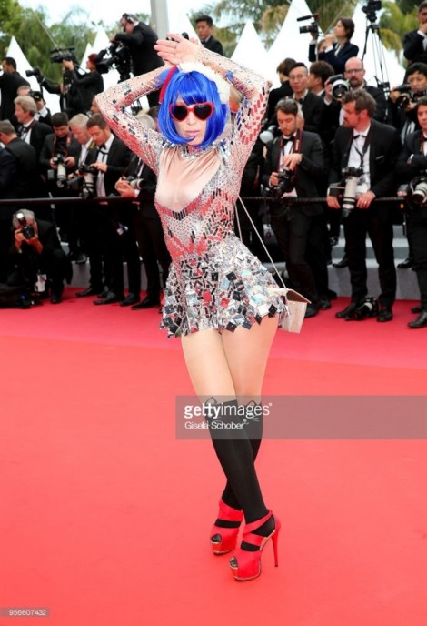Sao nữ diện trang phục phản cảm, làm lố gây chú ý trên thảm đỏ Cannes 2018