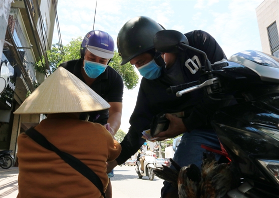 Nghi luc phi thuong cua nguoi phu nu ban ve so khong tay chan