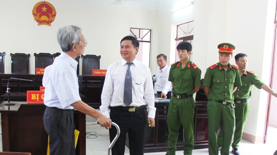 Nguyen Khac Thuy duoc huong an treo vi toi dam o hang loat tre em la qua nhe