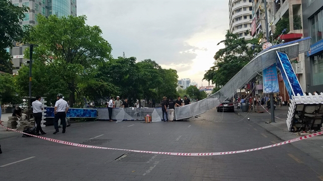 Cong chao trang tri duong di bo Nguyen Hue sap de nguoi bi thuong