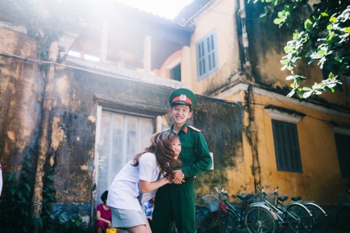 Chuyện tình đằng sau bộ ảnh bác sĩ và quân nhân y hệt phim 'Hậu duệ mặt trời'