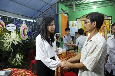 Lãnh đạo và nhân dân TP.HCM chia sẻ cùng các gia đình hiệp sĩ bắt cướp