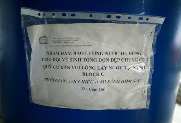 Nguoi dan co bam tru o chung cu Carina sau vu chay kinh hoang