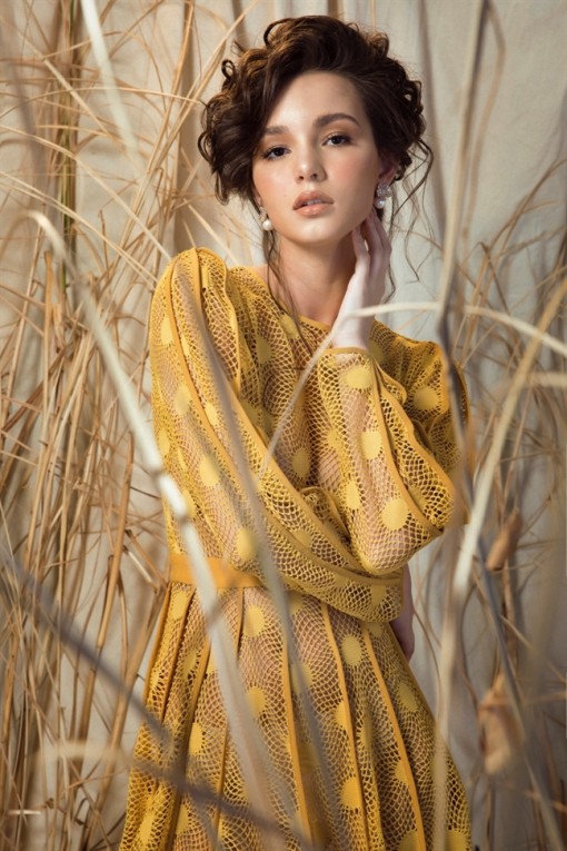 Hoa hậu Nga quyến rũ trong 5 mẫu đầm dự tiệc sang trọng