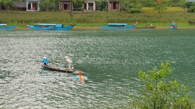 Loc xoay danh chim 2 thuyen du lich, mot du khach tu vong