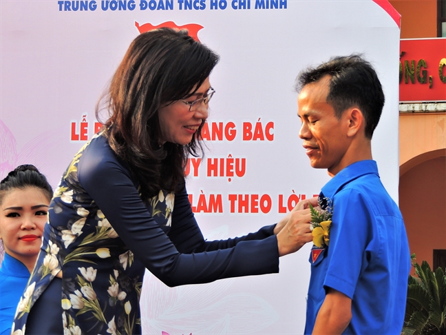 TP.HCM to chuc trang trong le dang huong dang hoa ky niem 128 nam ngay sinh Bac Ho