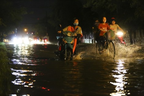 Nhiều tuyến đường Sài Gòn ngập nặng sau cơn mưa như trút